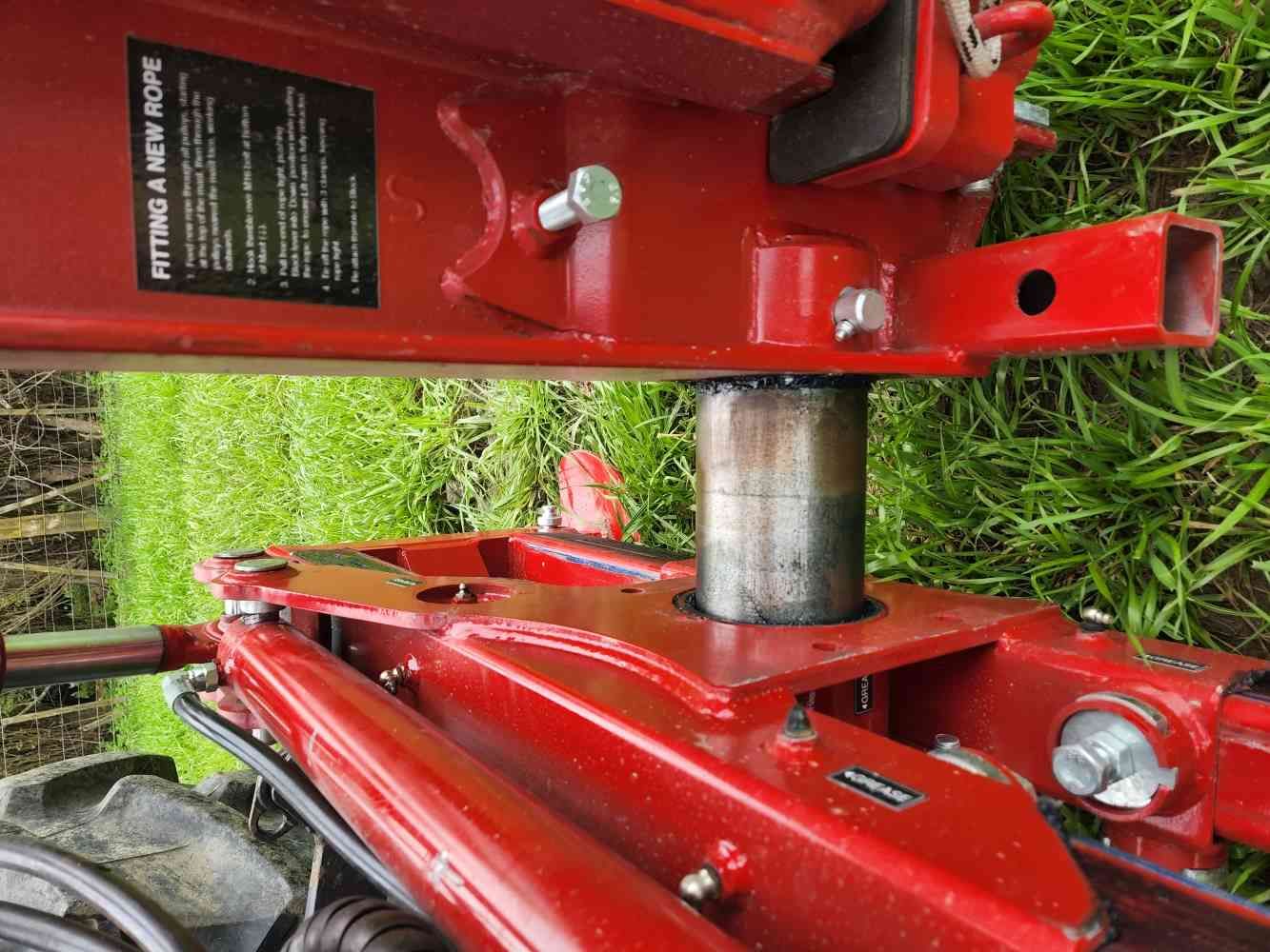 Mast shift showing plastic inserts and hydraulic ram